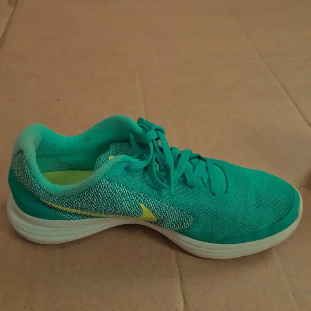 Nike Revolution 3 Women’s Size 6 Green White Athletic Running Shoes Sneakers
